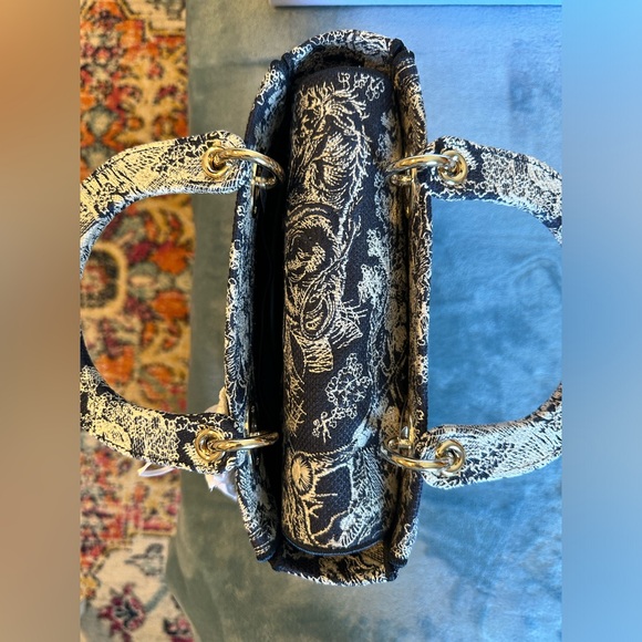 100% Authentic Dior: Medium Lady D-Lite Bag, Canvas Blue Toile de Jouy Embroider - Picture 7 of 15